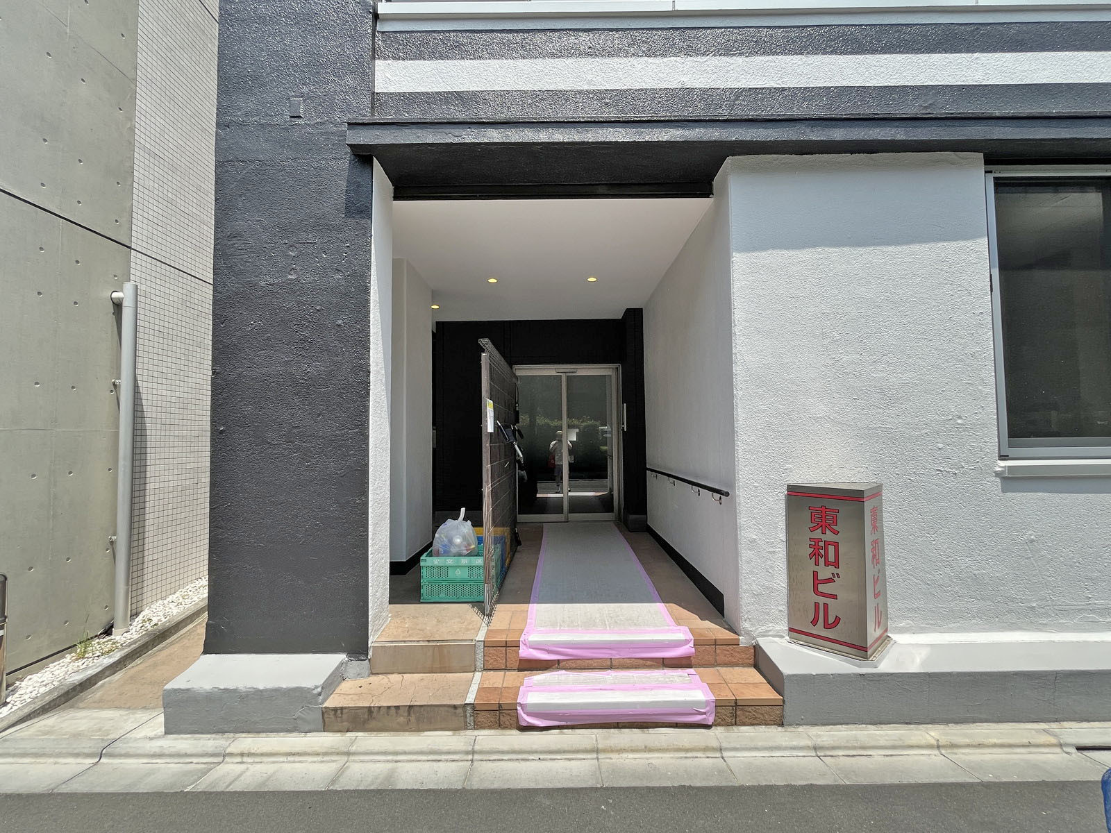 オフィスビル出入口