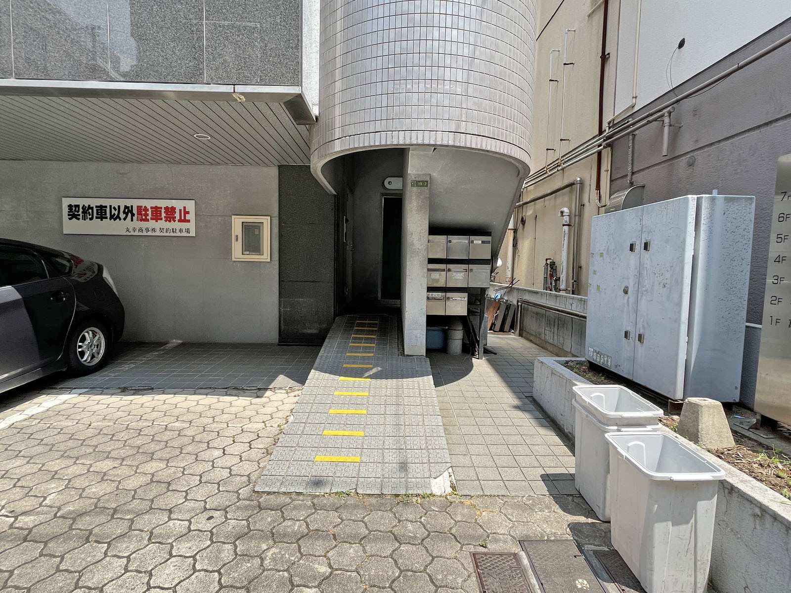 オフィスビル出入口