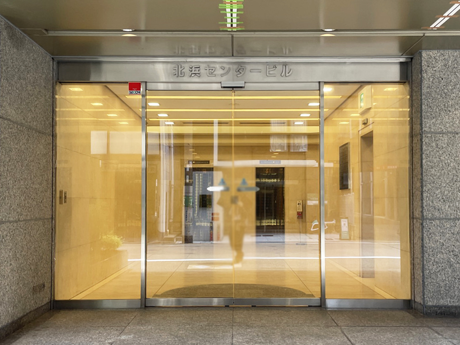 オフィスビル出入口