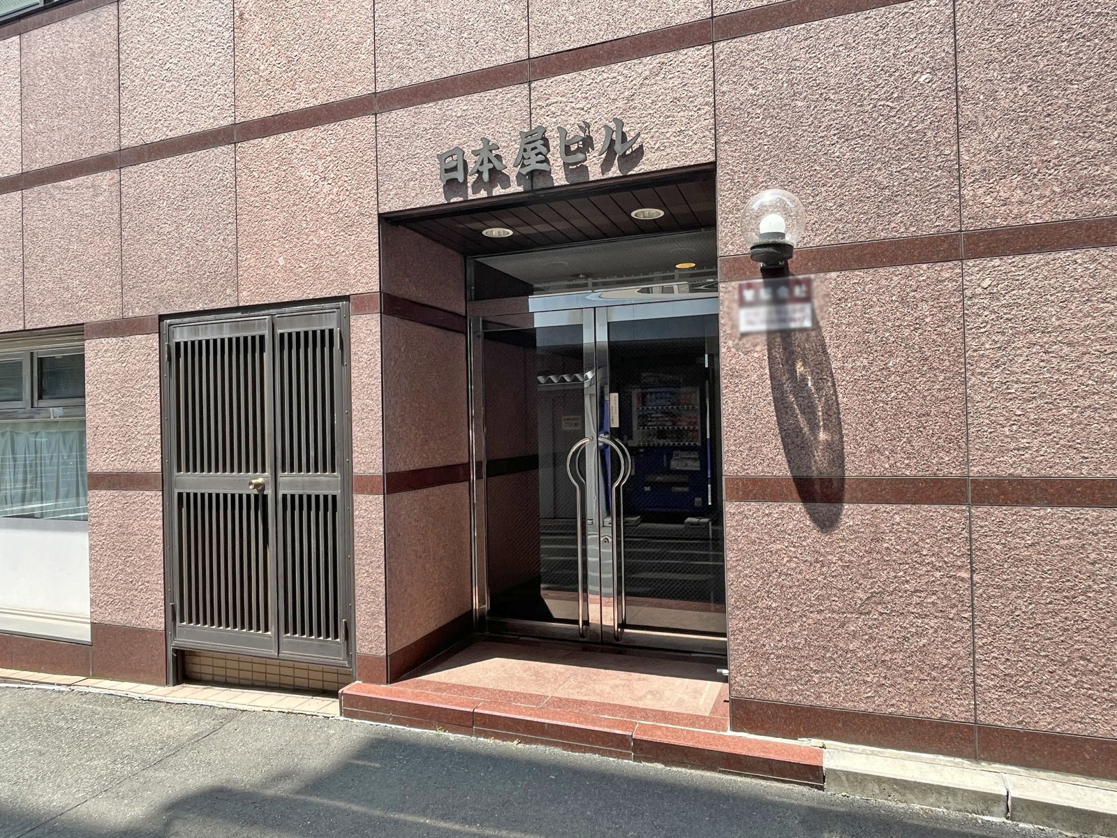 オフィスビル出入口