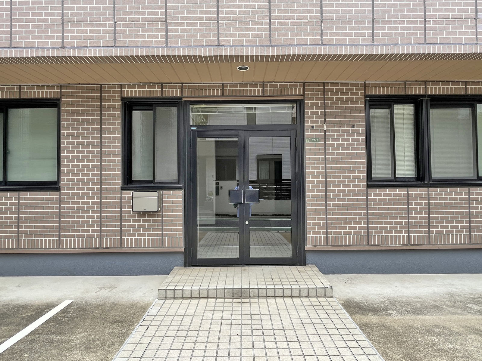 オフィスビル出入口