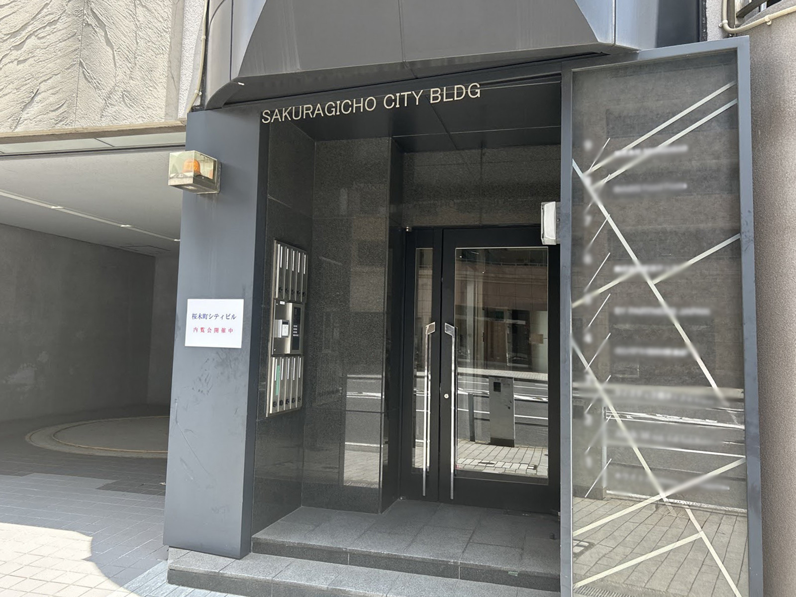 オフィスビル出入口