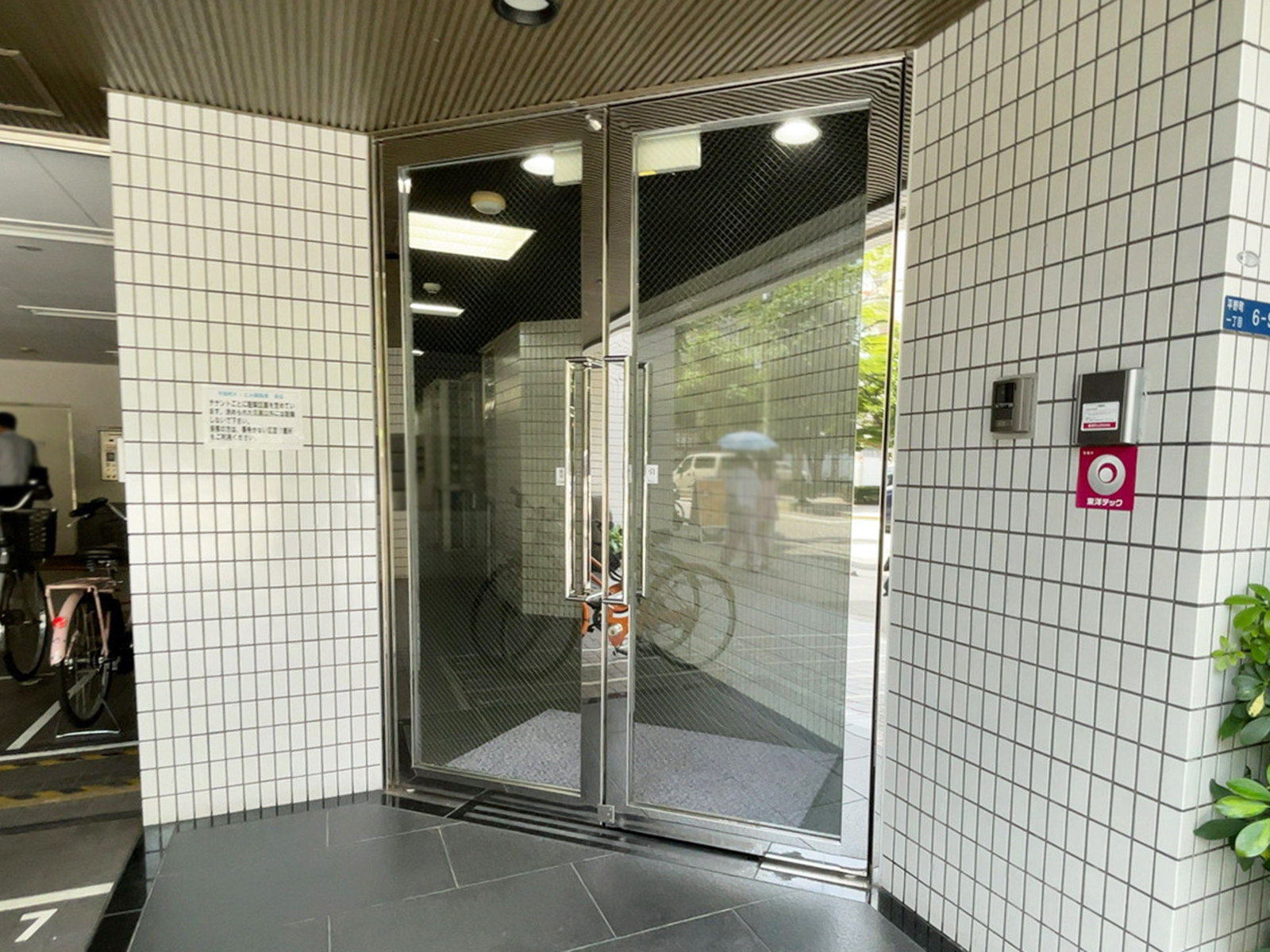 オフィスビル出入口