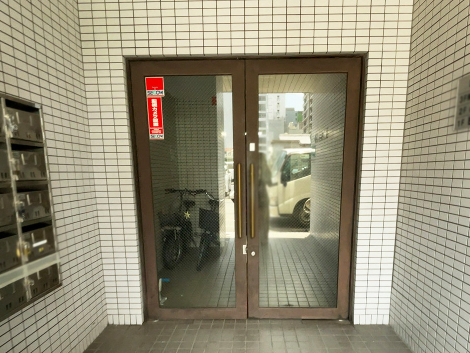 オフィスビル出入口