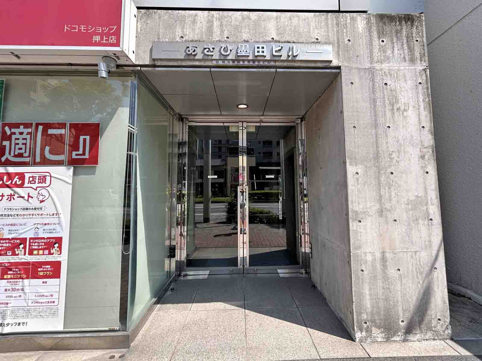 オフィスビル出入口