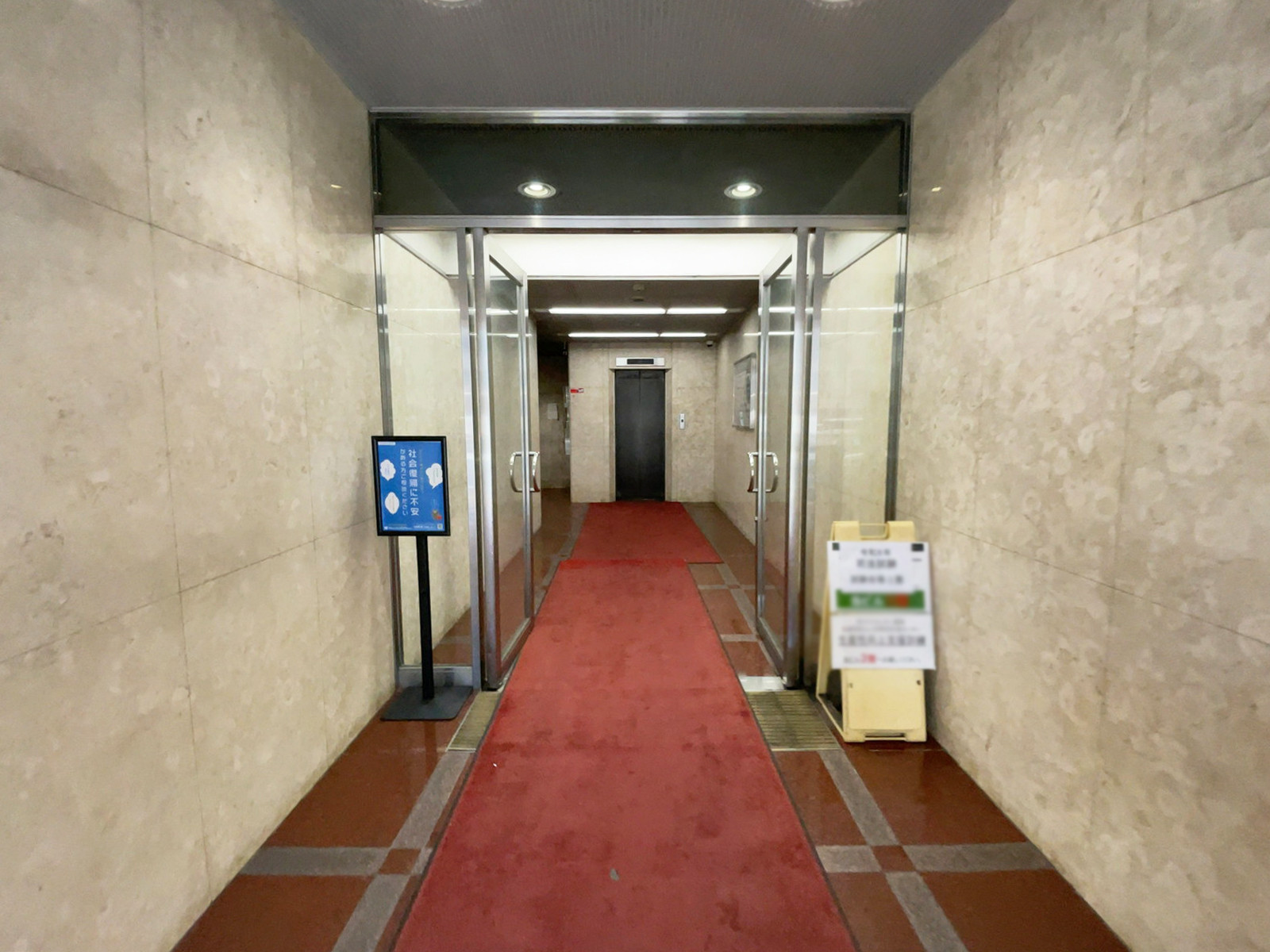 オフィスビル出入口