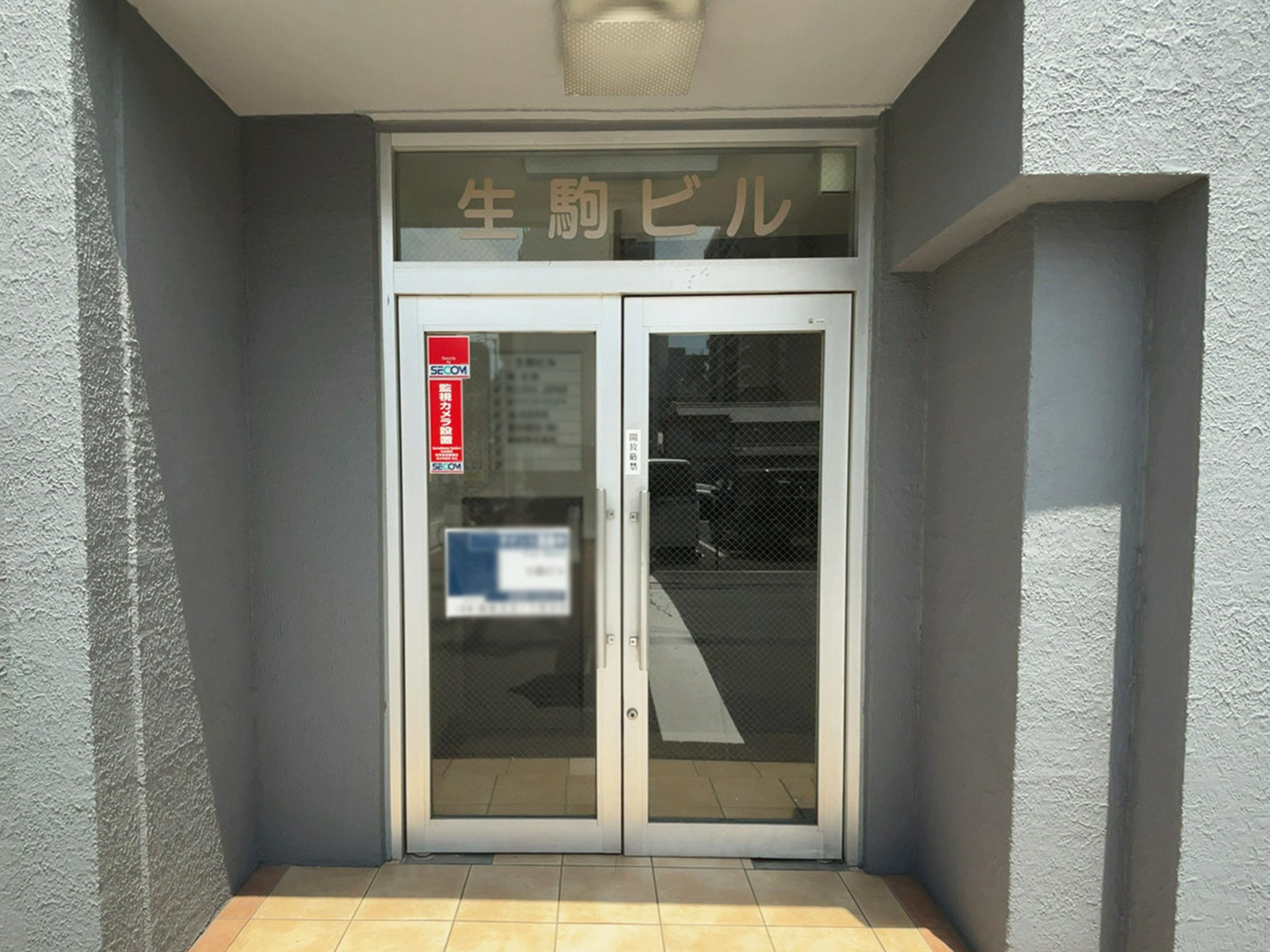 オフィスビル出入口