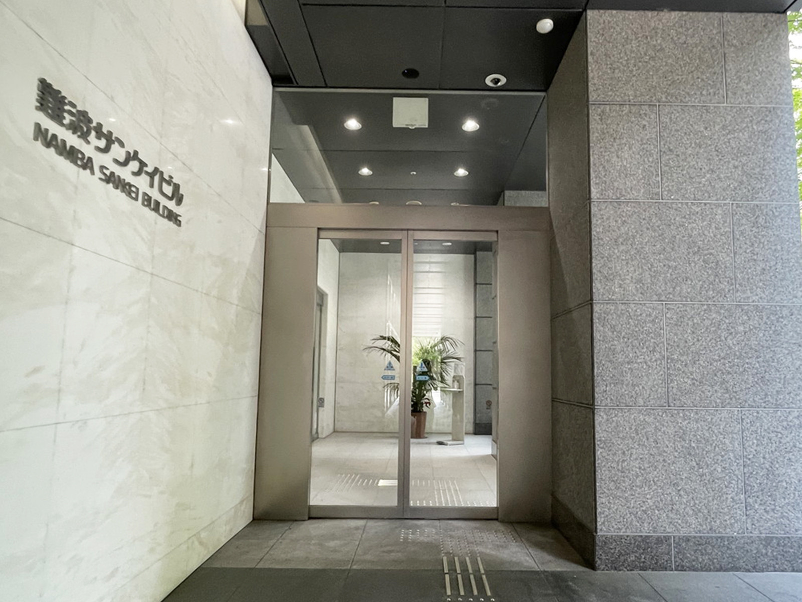 オフィスビル出入口