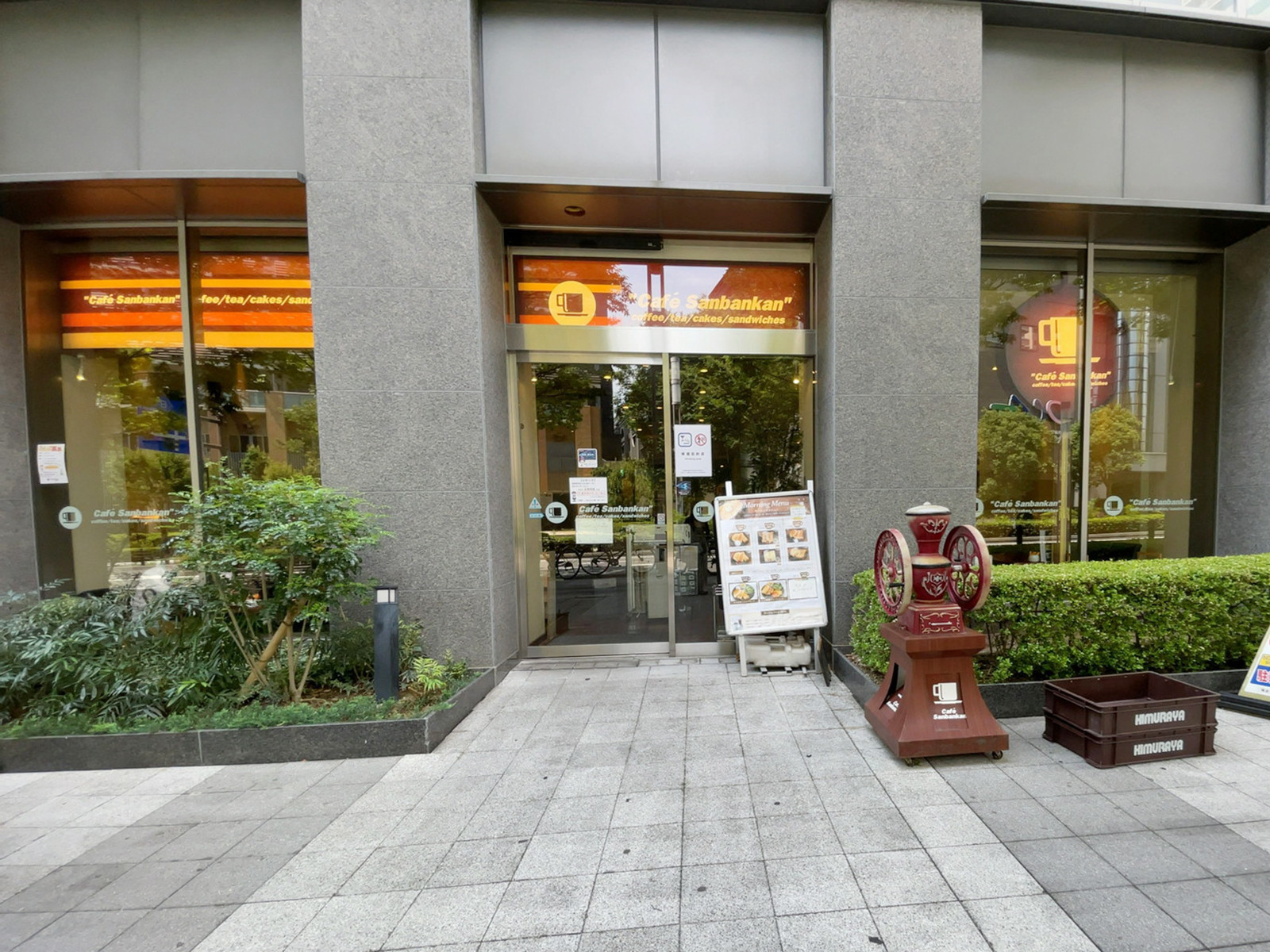 1階のカフェ三番館なんば店