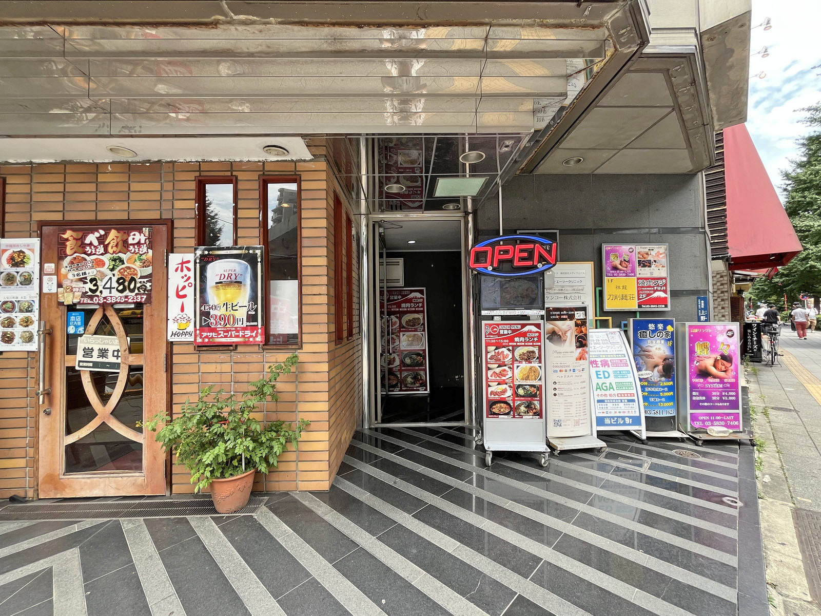 オフィスビル出入口