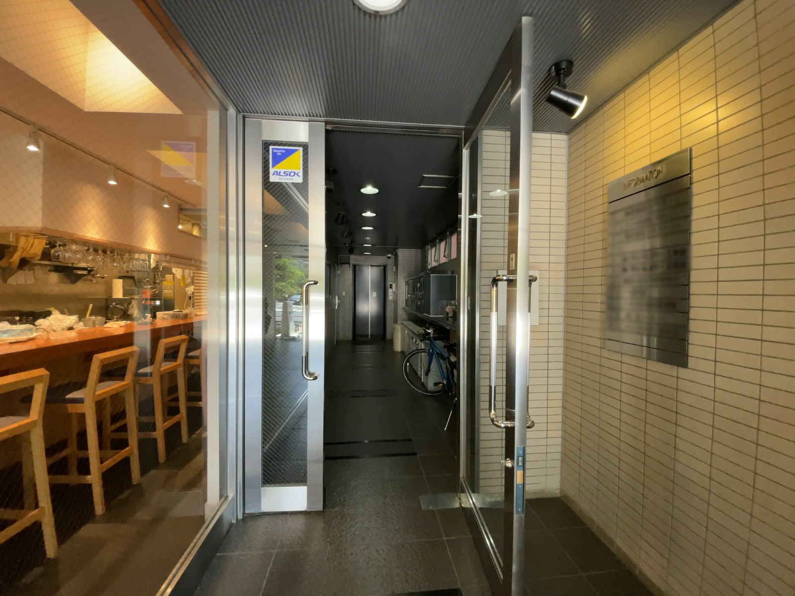 オフィスビル出入口