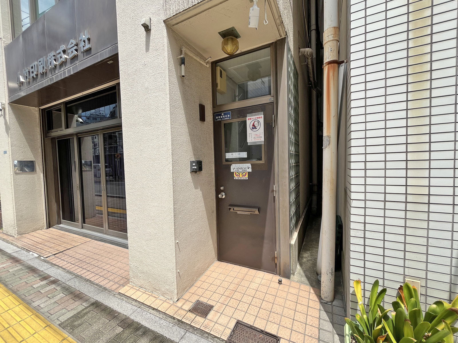 オフィスビル出入口