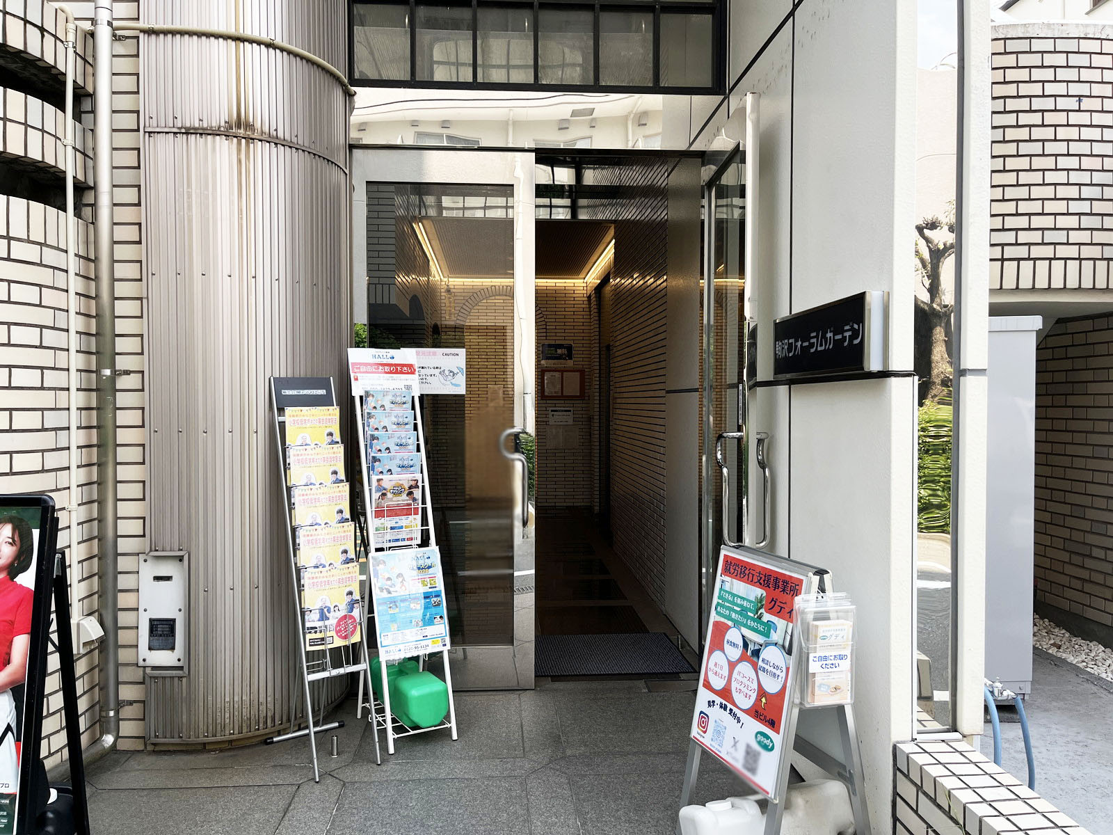 オフィスビル出入口