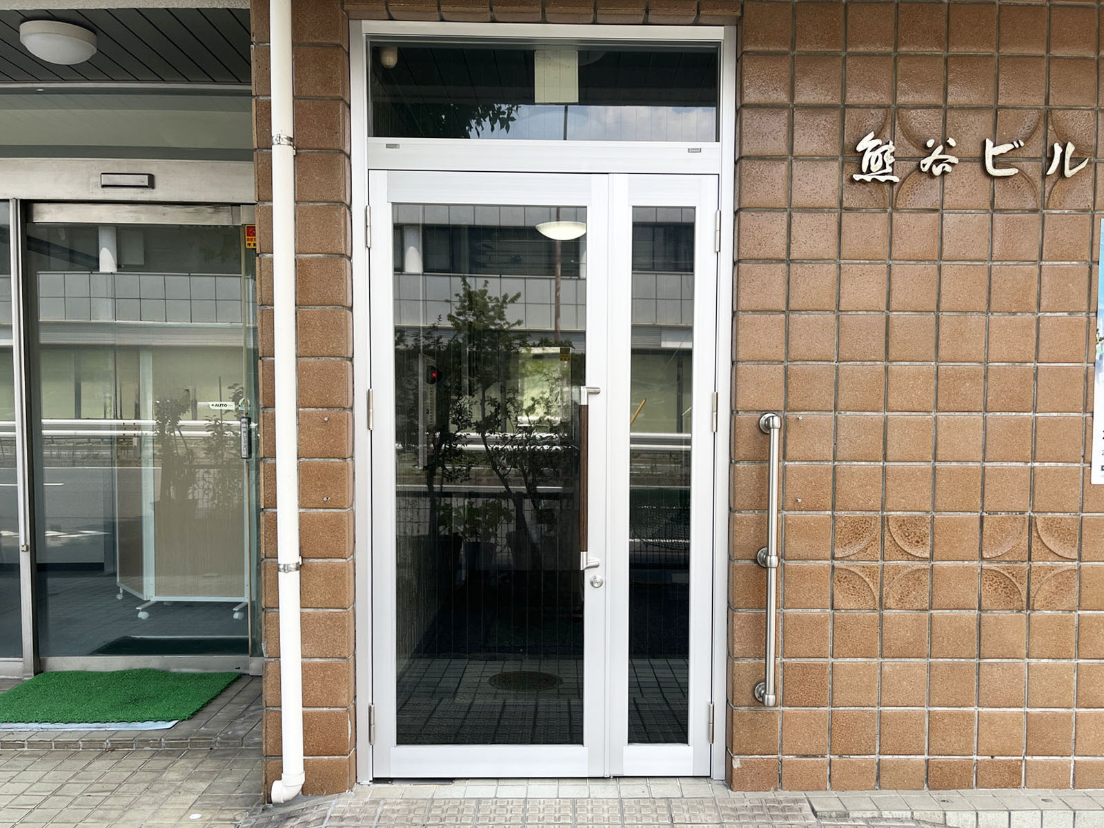 オフィスビル出入口