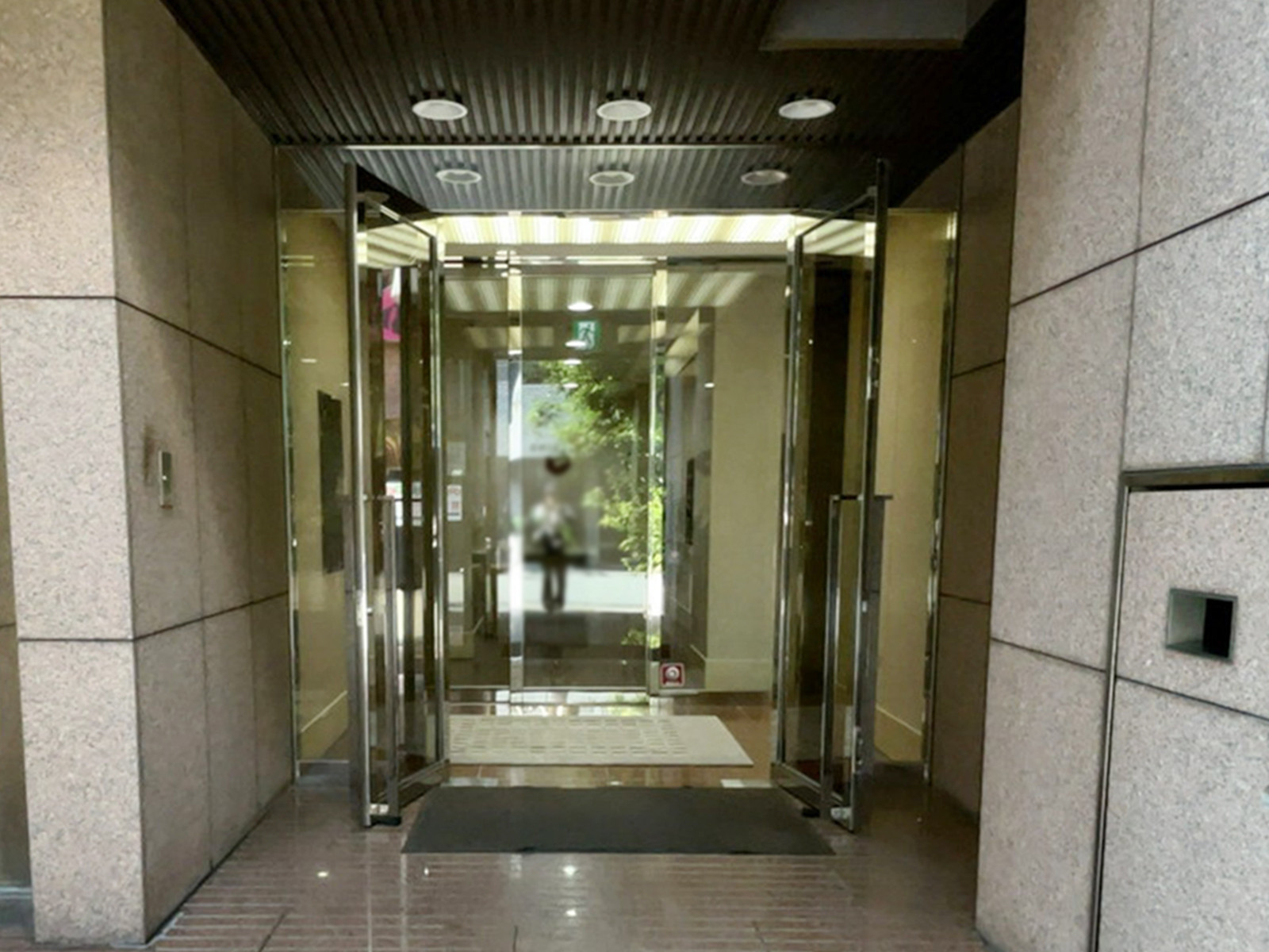 オフィスビル出入口