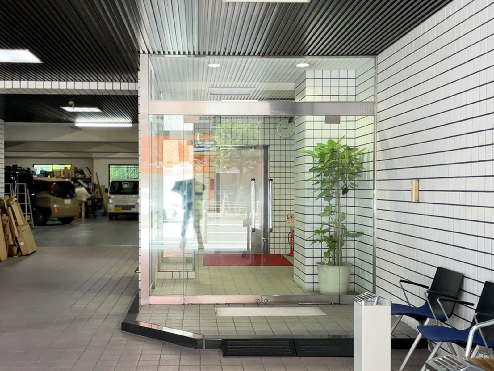 オフィスビル出入口