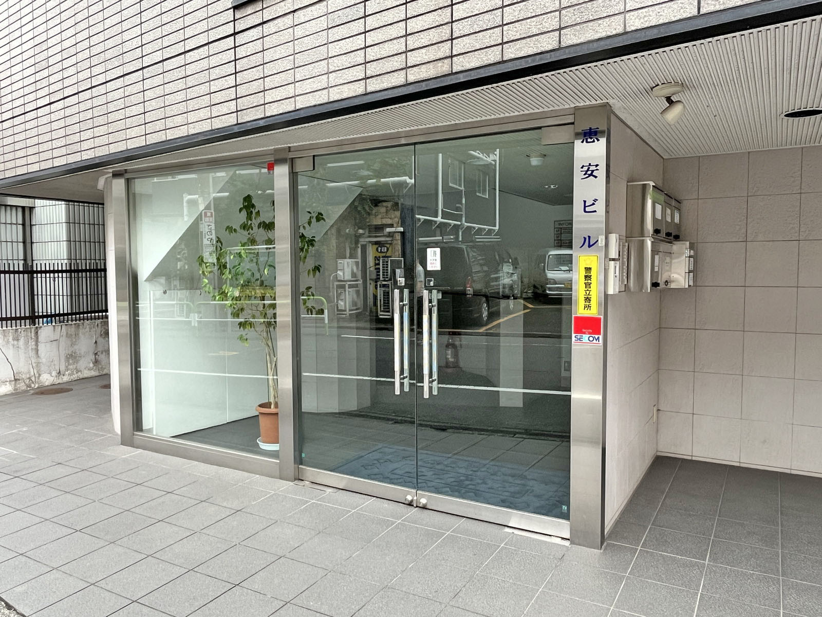 オフィスビル出入口