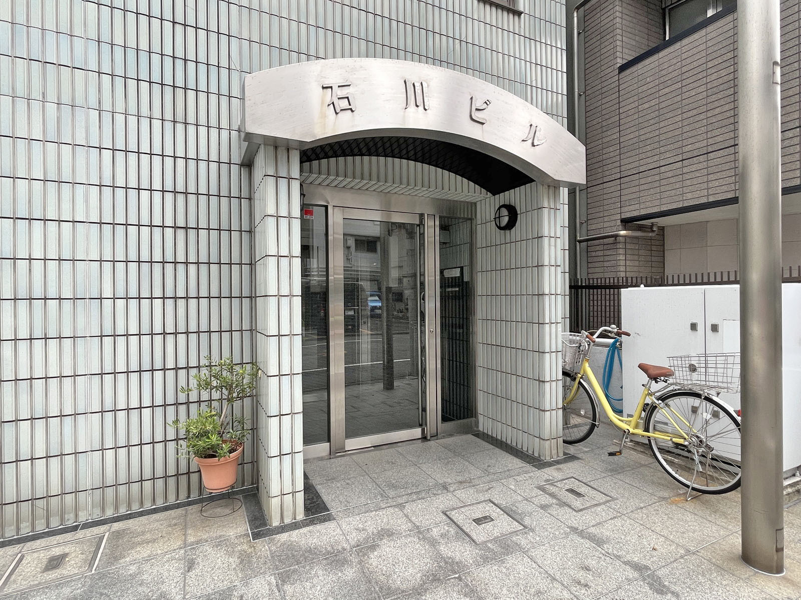 オフィスビル出入口