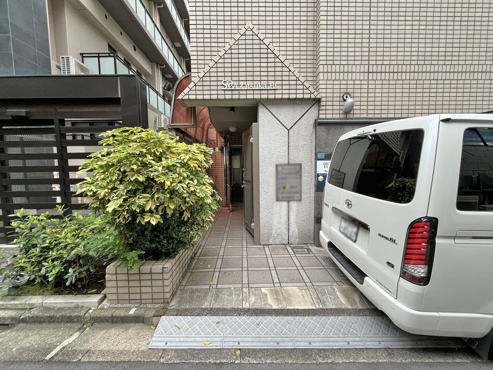 オフィスビル出入口