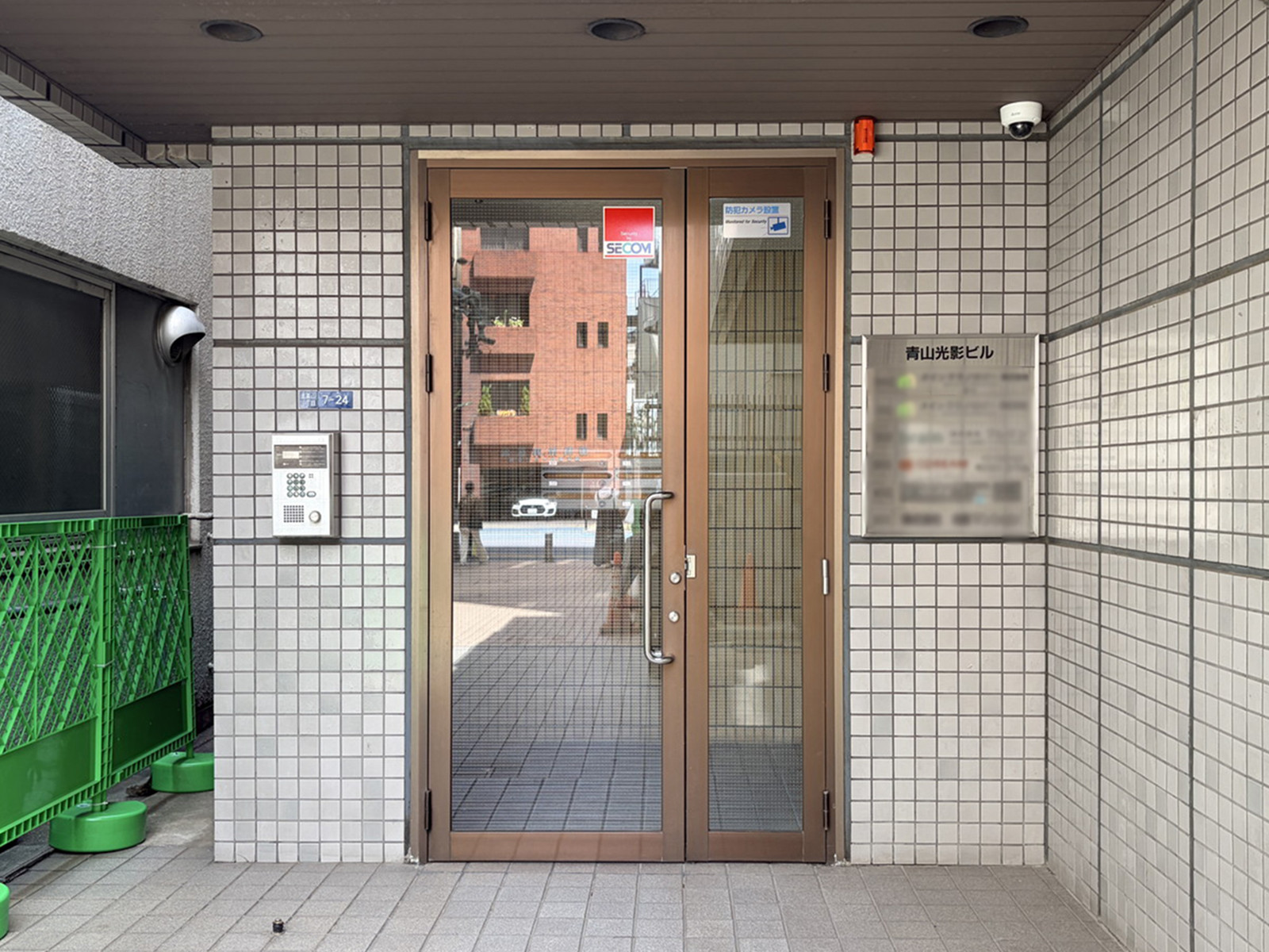オフィスビル出入口