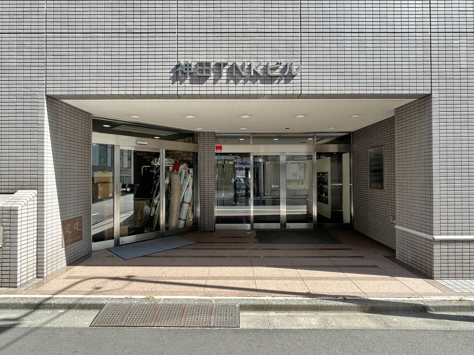 オフィスビル出入口