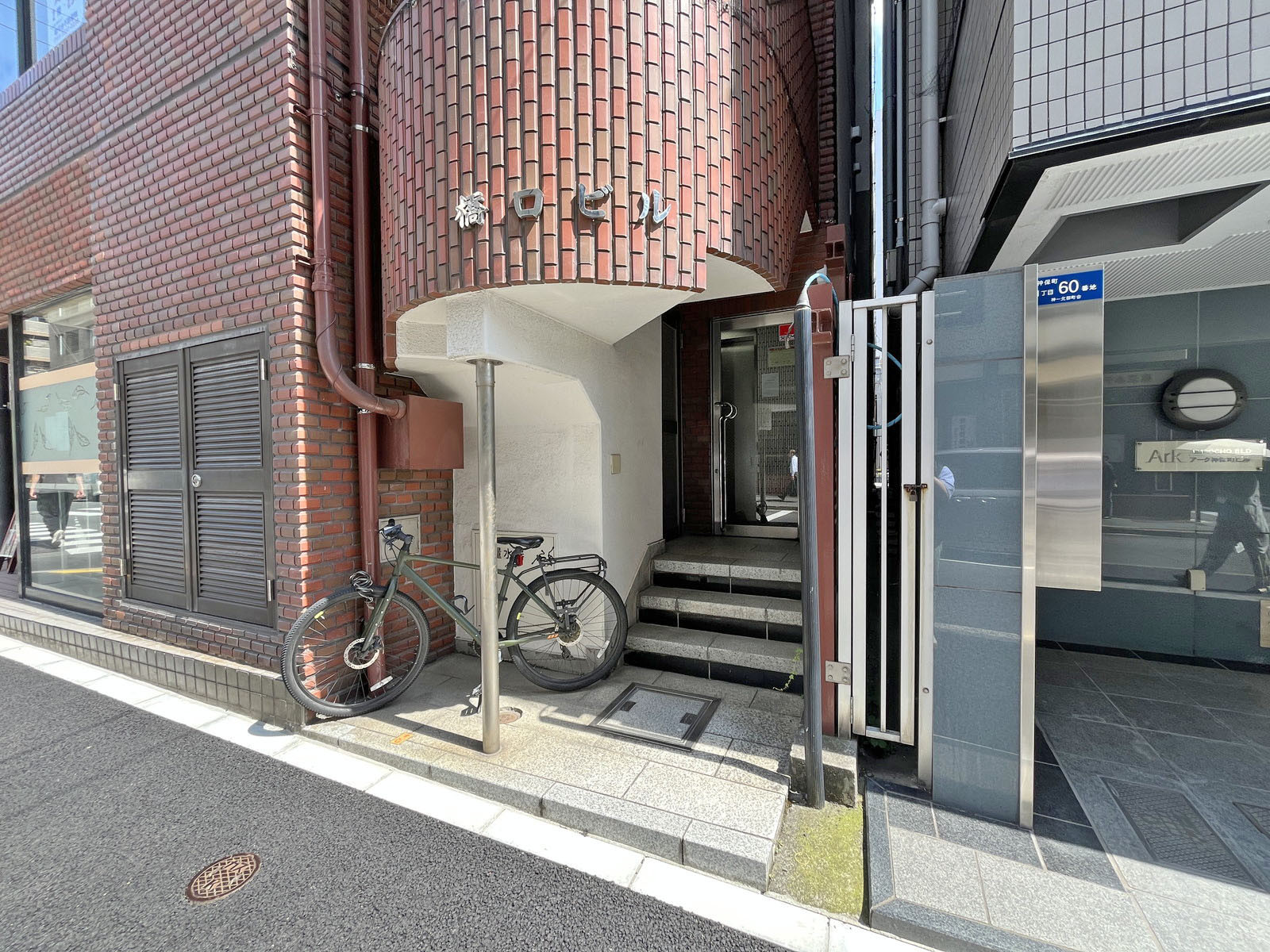 オフィスビル出入口