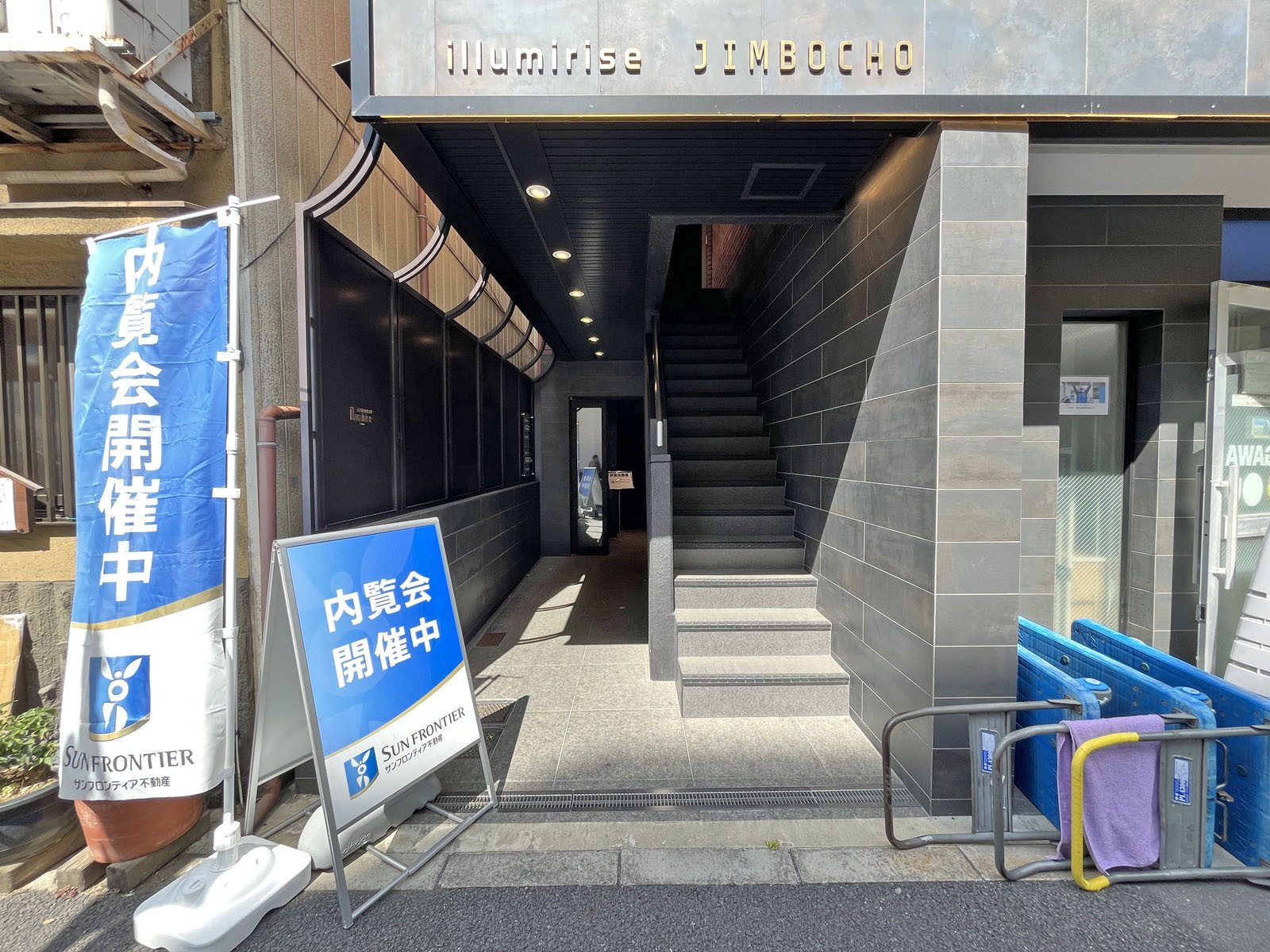 オフィスビル出入口