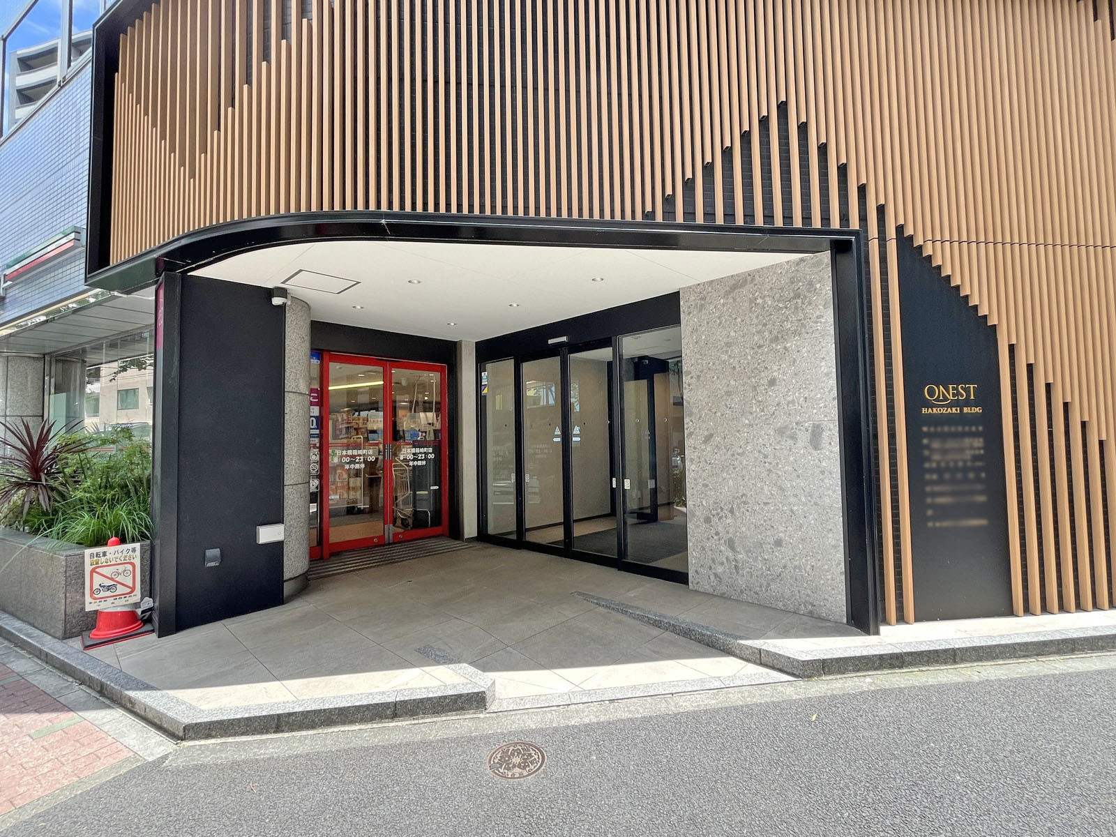 オフィスビル出入口