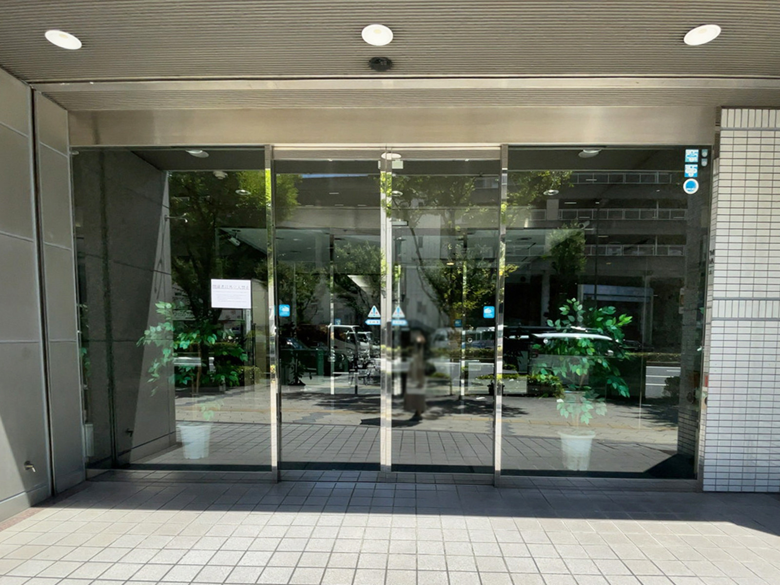 オフィスビル出入口
