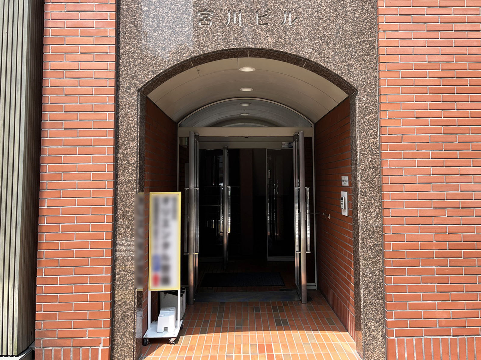 オフィスビル出入口