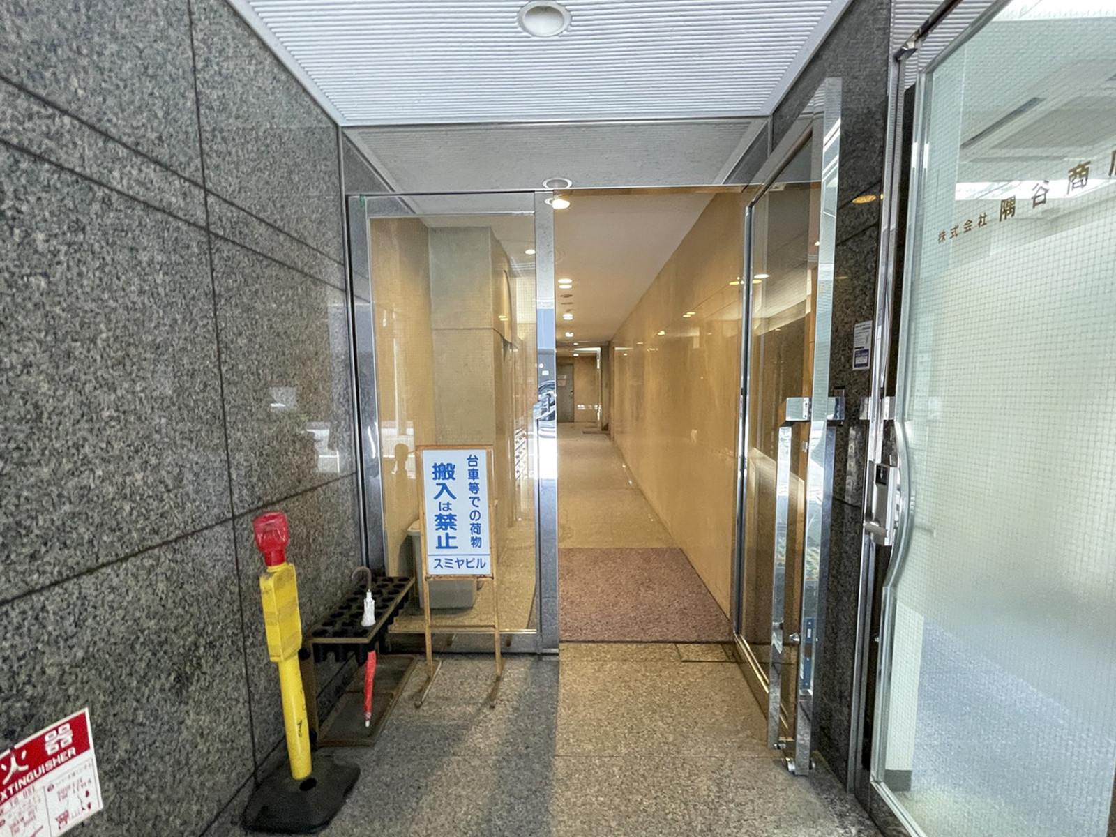 オフィスビル出入口