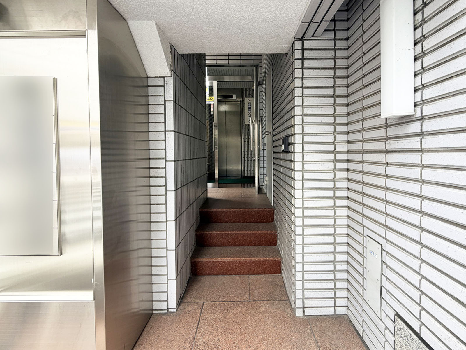 オフィスビル出入口
