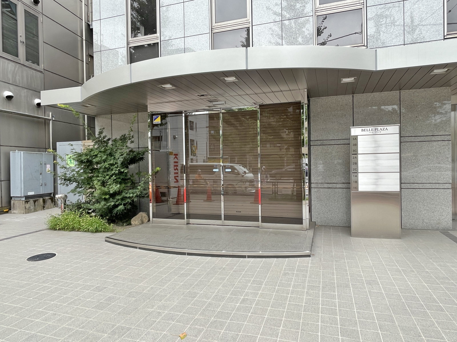 オフィスビル出入口
