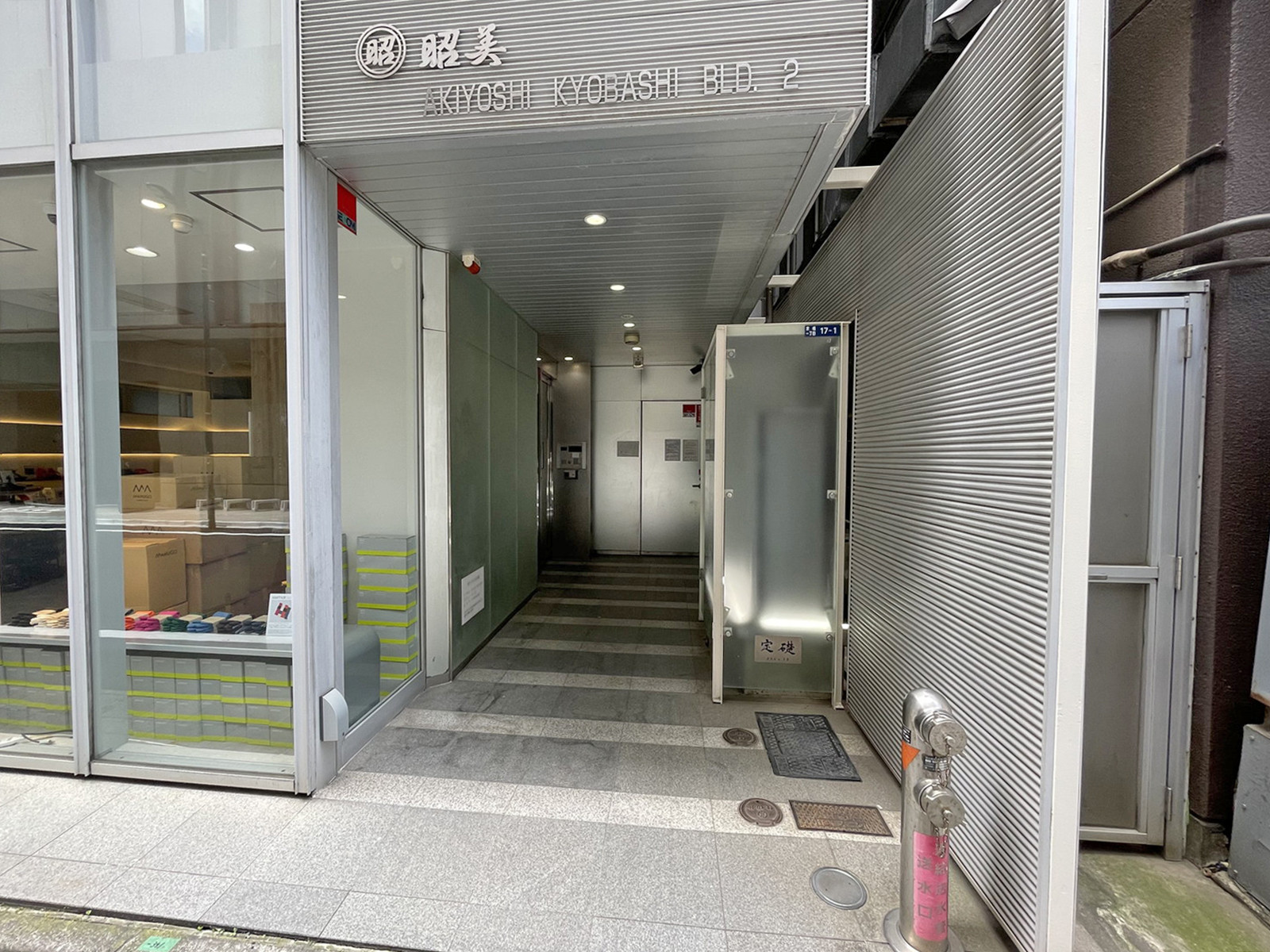 オフィスビル出入口