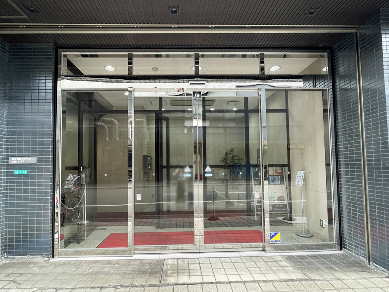 オフィスビル出入口