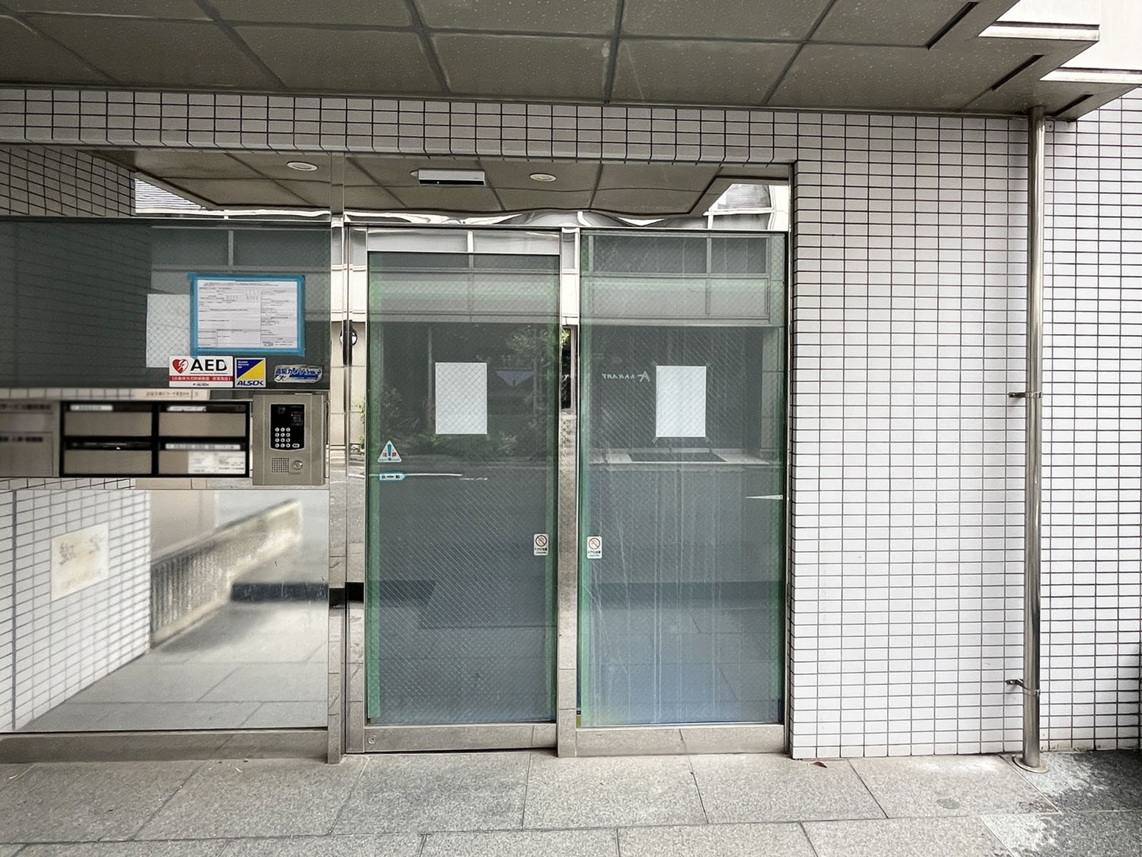オフィスビル出入口