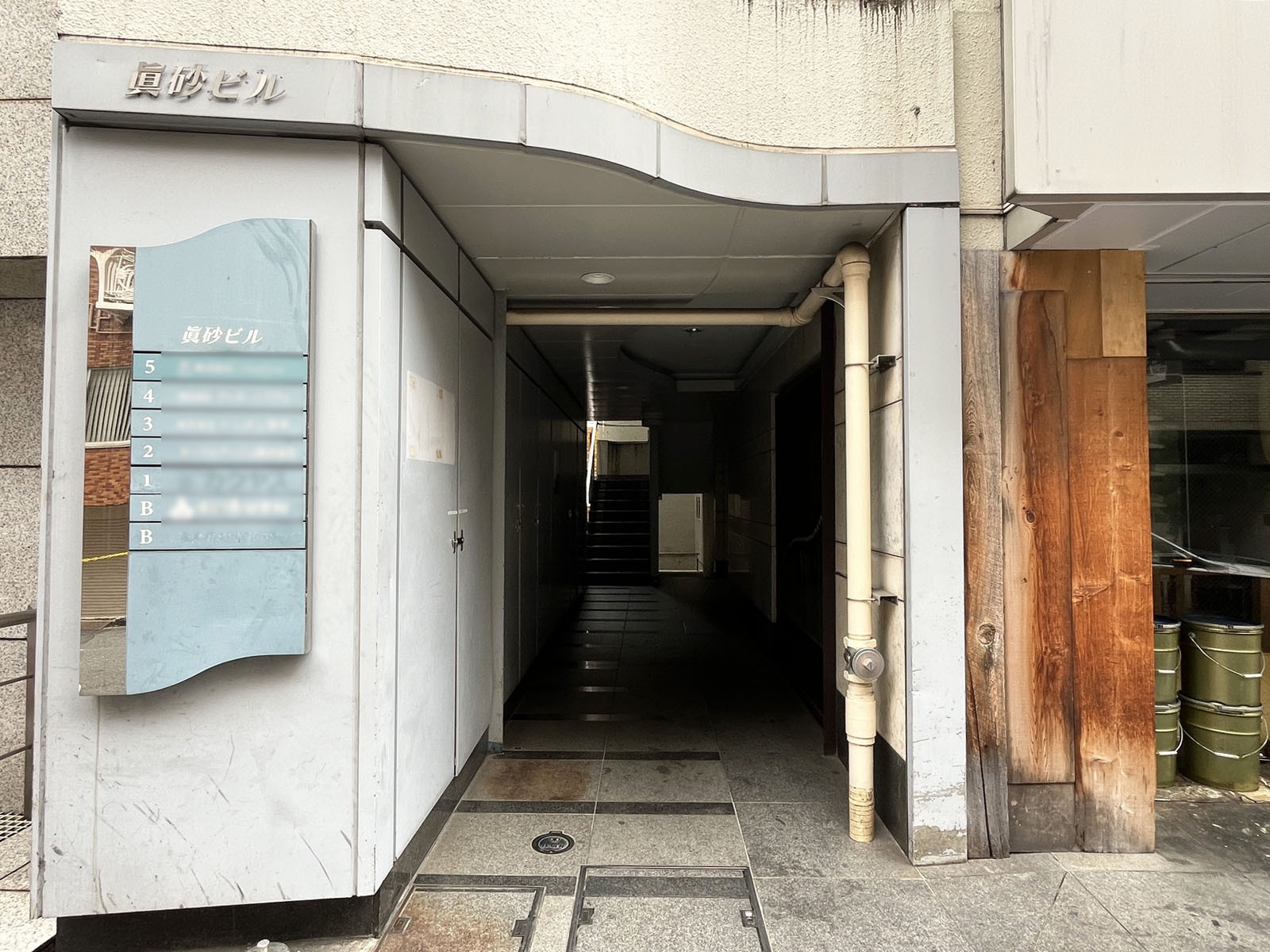 オフィスビル出入口
