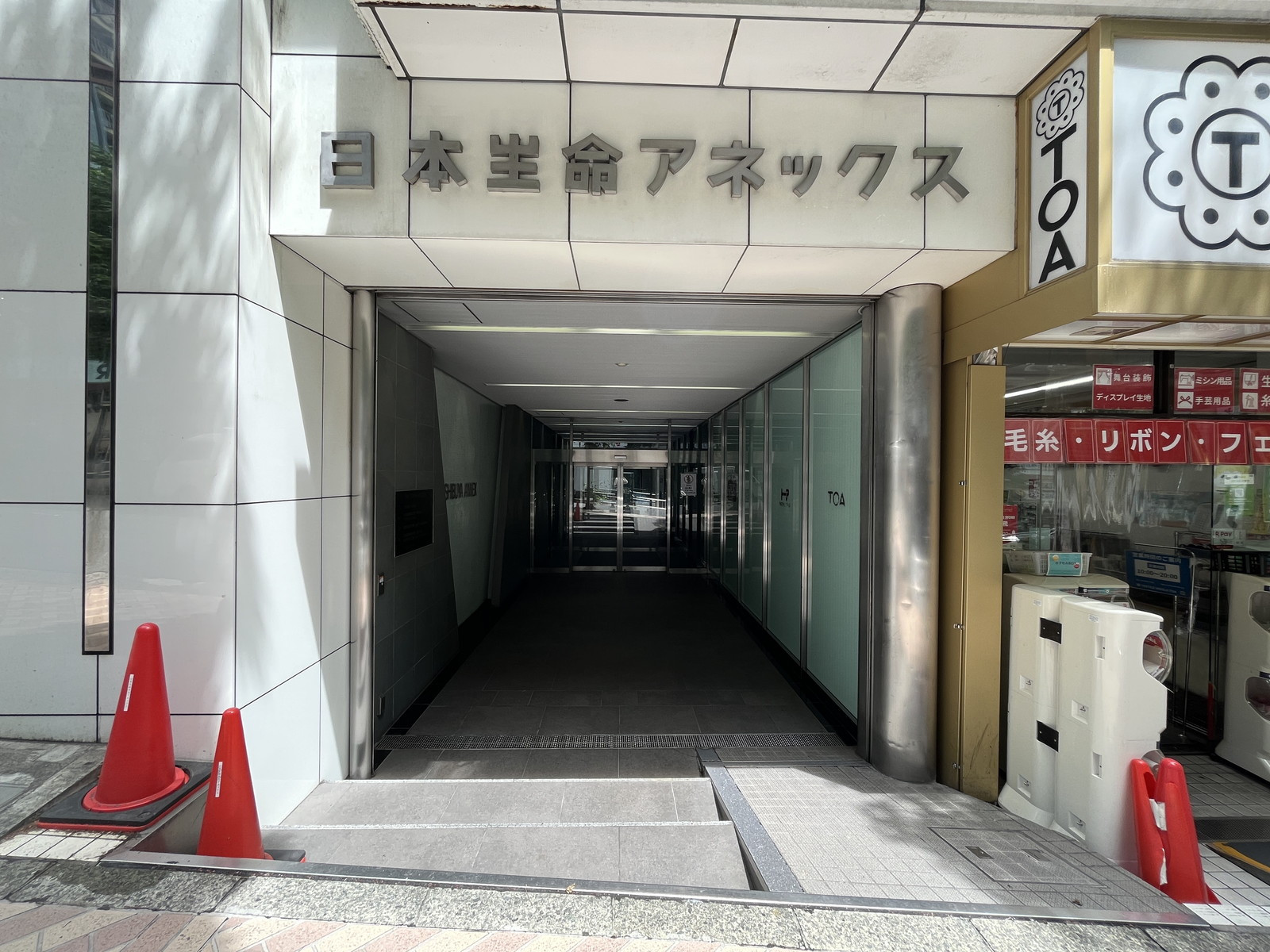 オフィスビル出入口