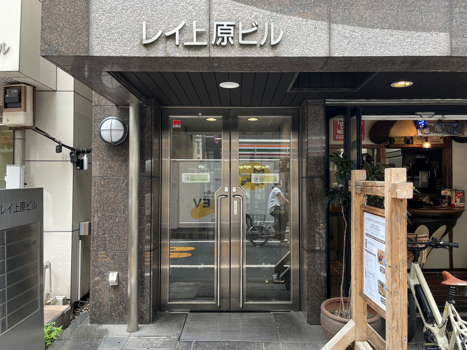 オフィスビル出入口