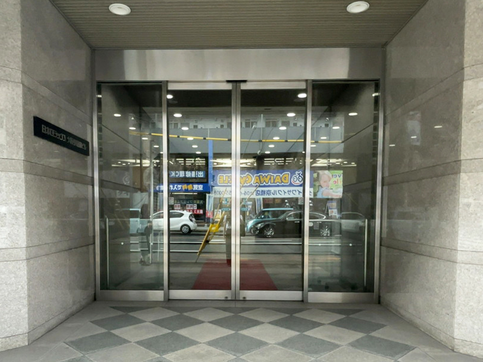 オフィスビル出入口