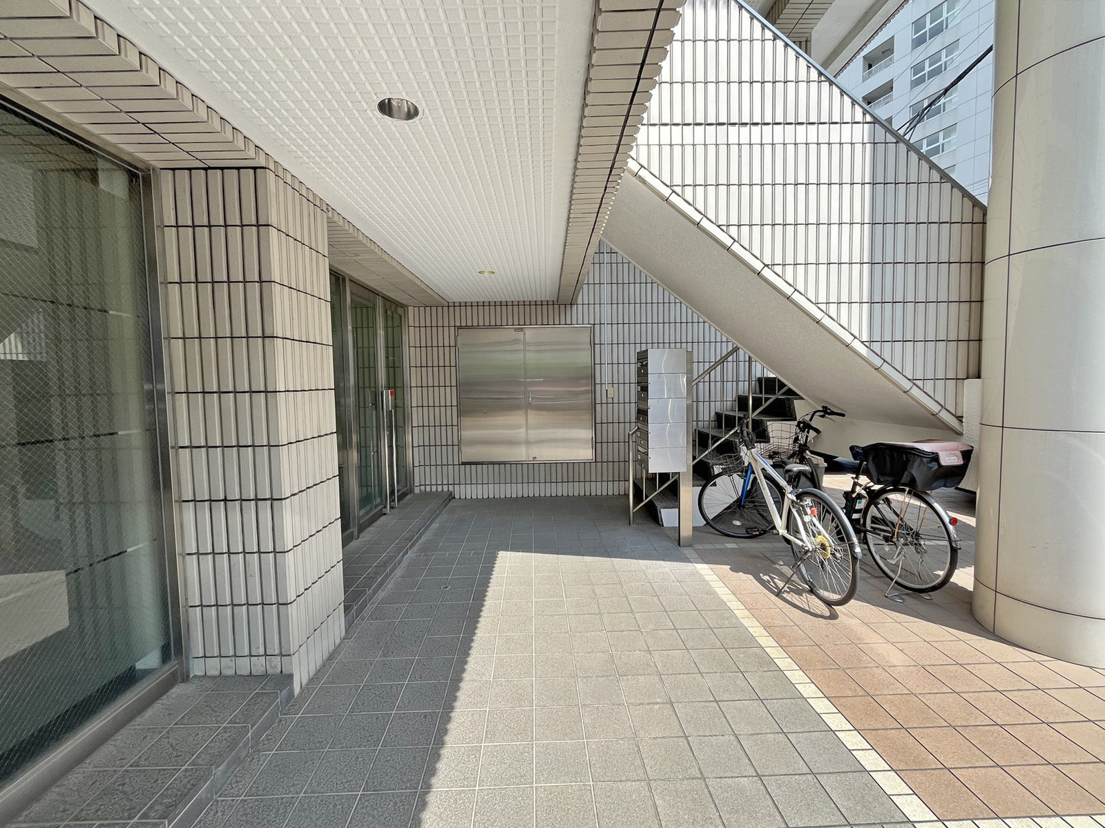 オフィスビル出入口