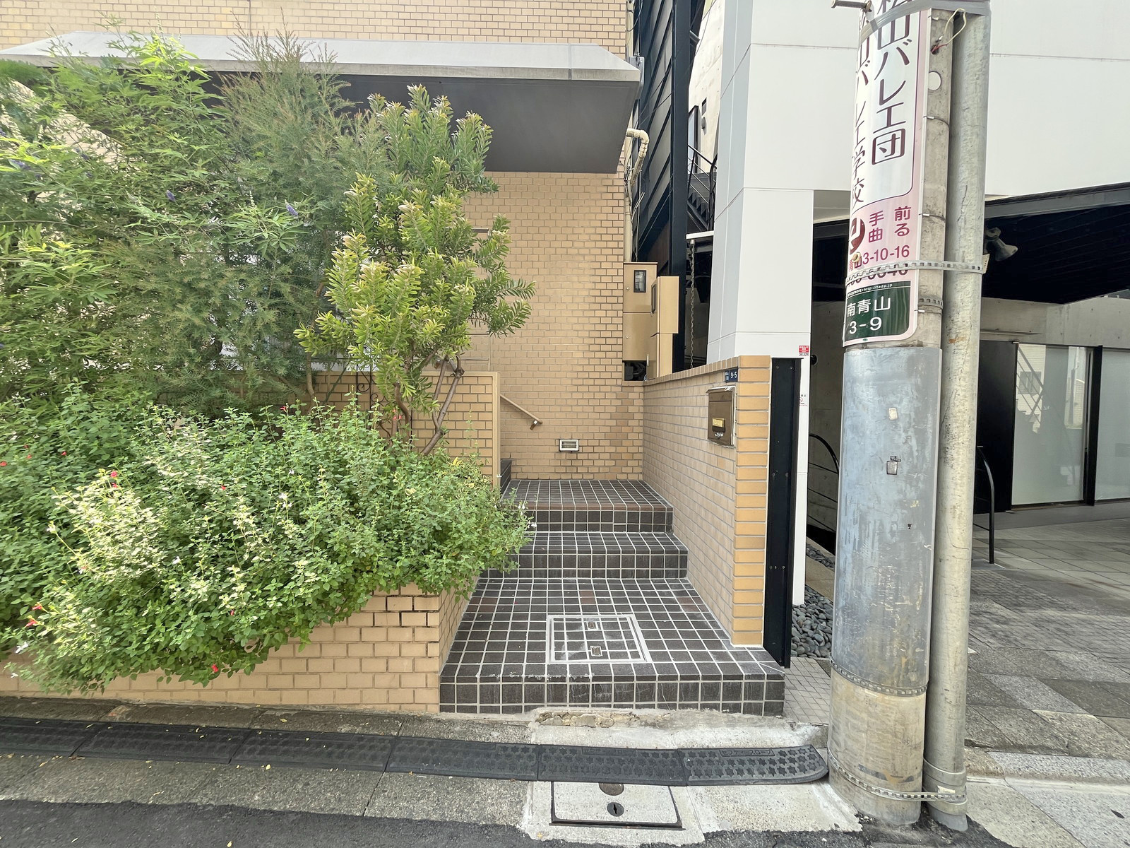 オフィスビル出入口