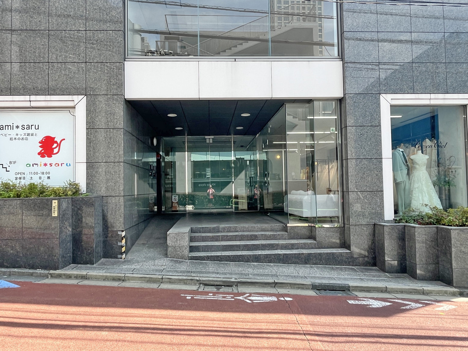 オフィスビル出入口