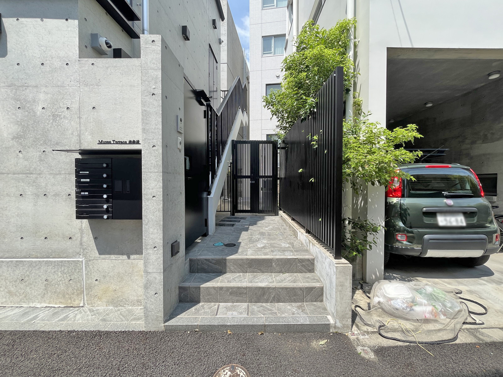 オフィスビル出入口