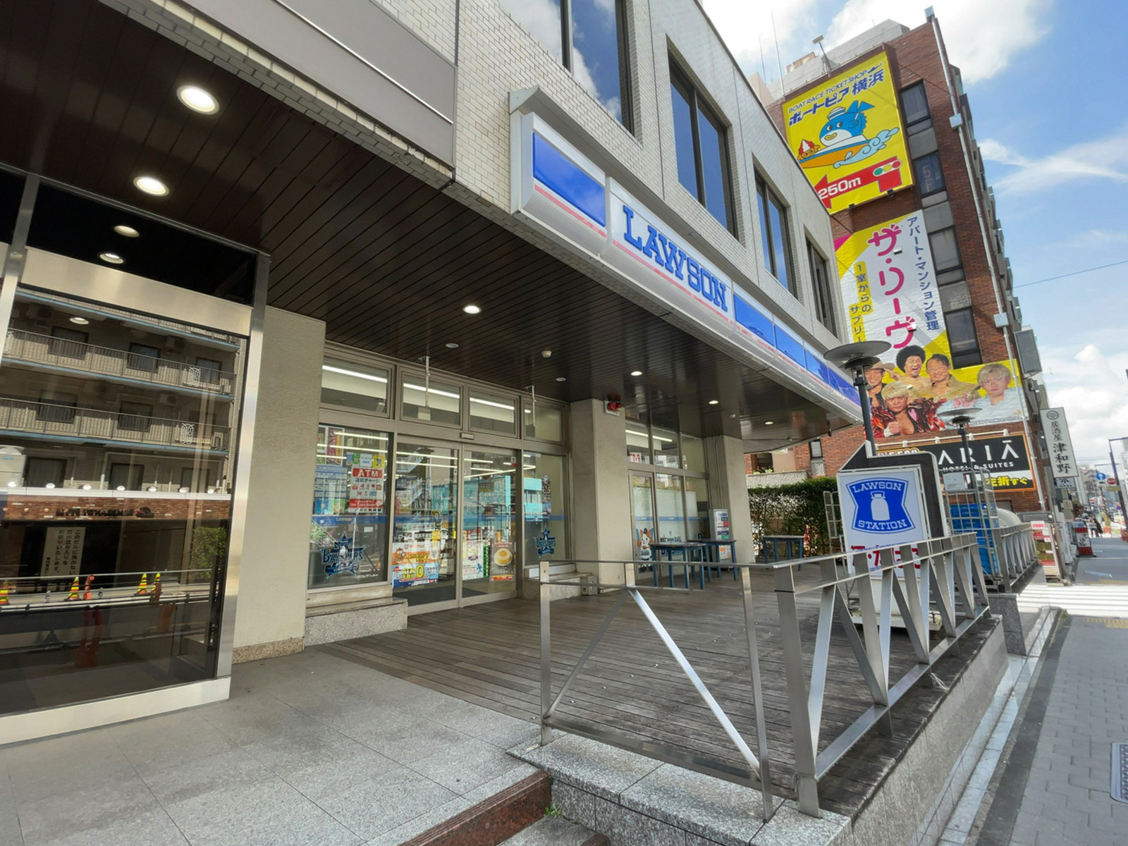 1階のローソン 横浜不老町一丁目店