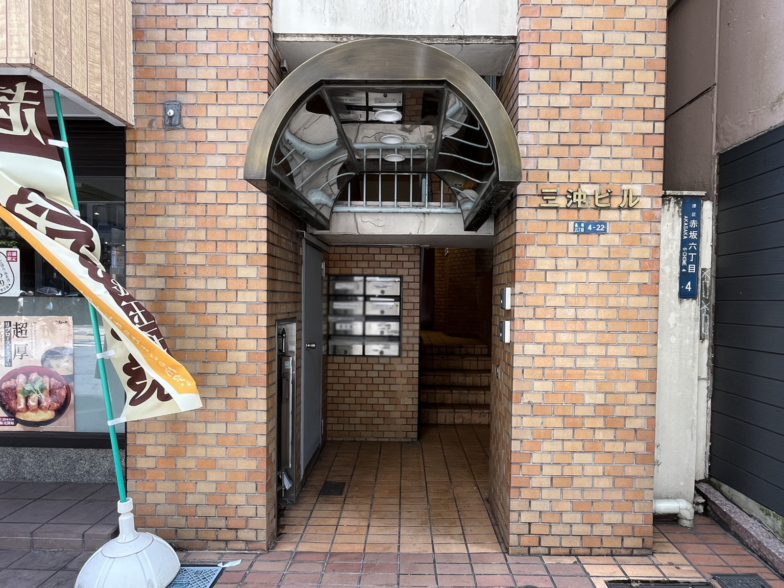 オフィスビル出入口