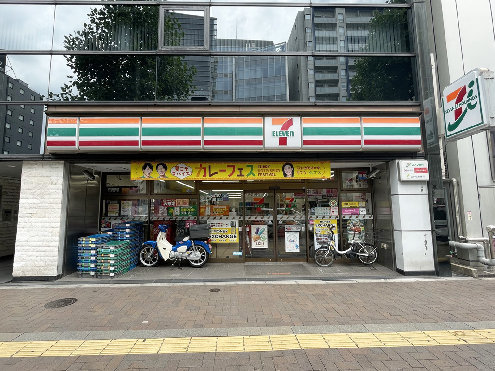 1階のセブン-イレブン 四谷4丁目店