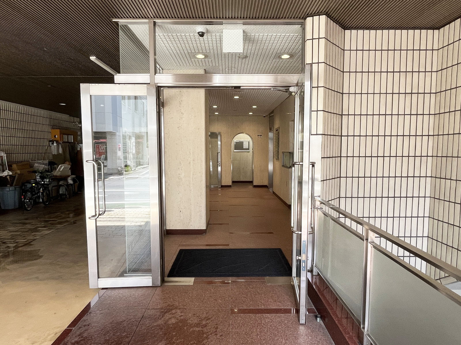 オフィスビル出入口