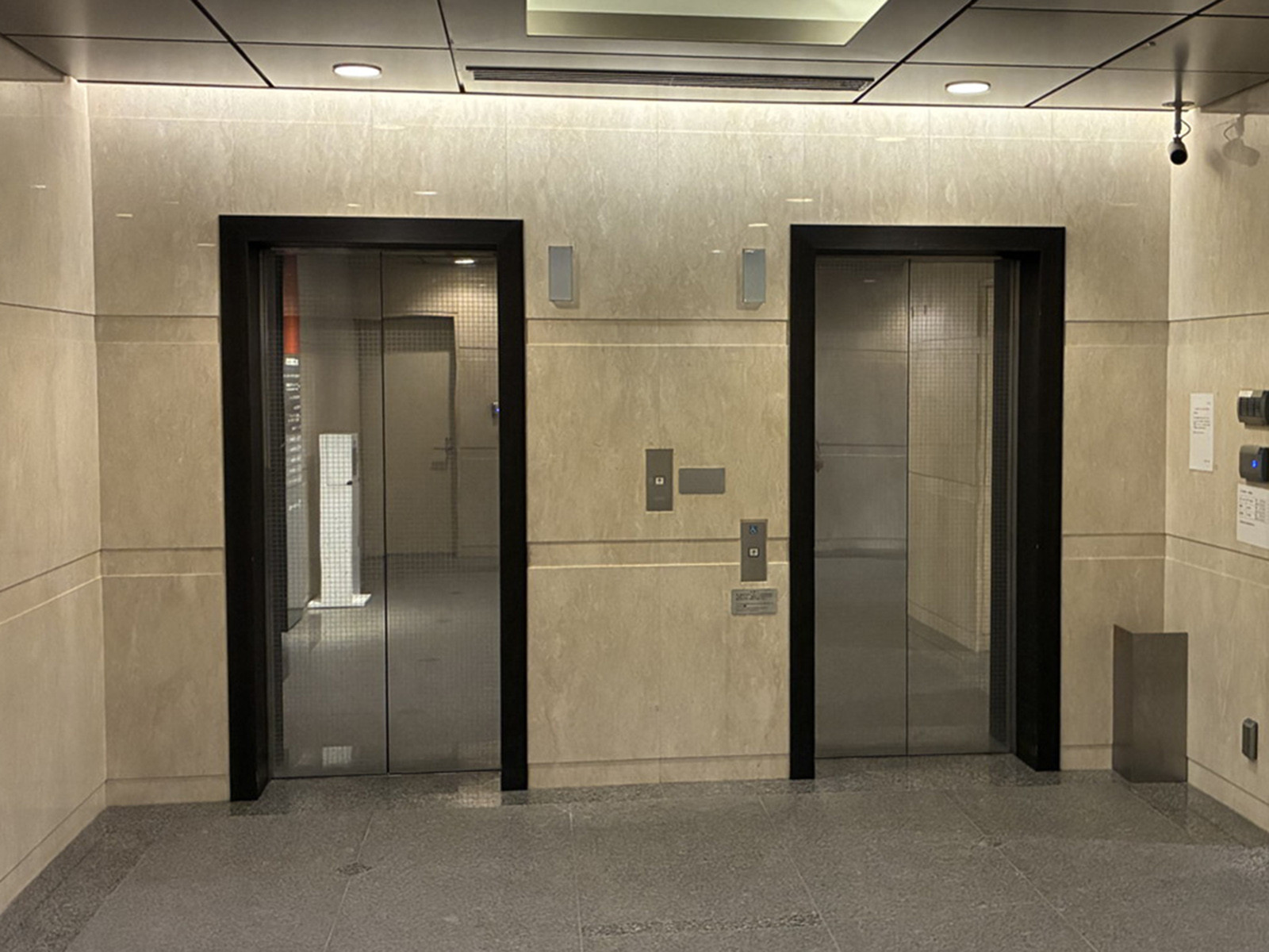 エレベーター(2基)