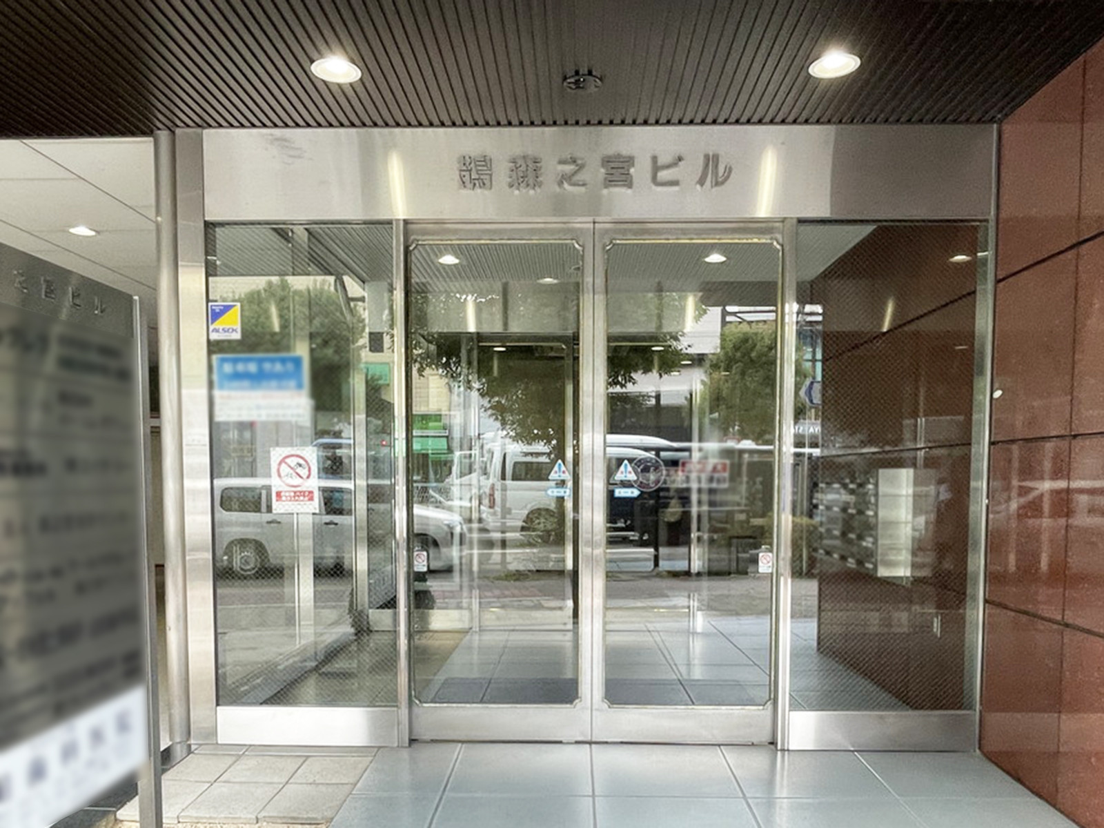 オフィスビル出入口